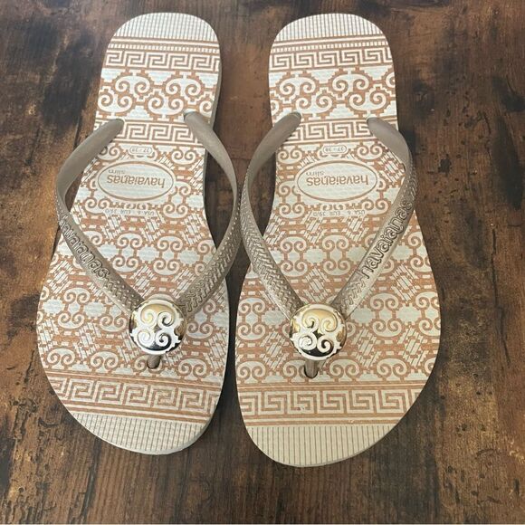 Rare-Slim Ceramic Sandals in Gold by Havaianas Size 6 NWOB - Picture 1 of 4